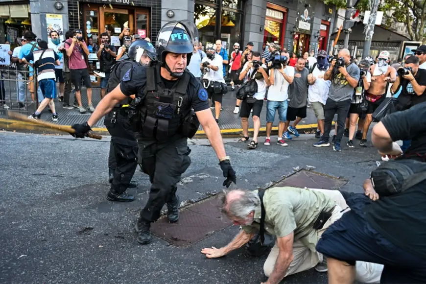 Represión, detenidos y heridos tras la marcha de jubilados al Congreso